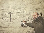 Dr Krzysztof Wielgus pokazuje napisy i rysunki więżniów