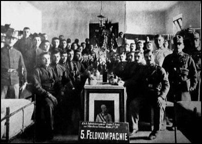 Rok 1913, ostatnia pokojowa wigilia, 13. pułk piechoty "dzieci krakowskich" w Koszarach im. arcyksięcia Rudolfa przy ul. Warszawskiej (dziś budynki Politechniki Krakowskiej)