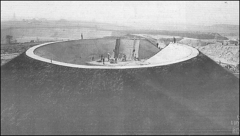 Prace archeologiczne na kopcu Krakusa - widok po zdjęciu czapki kopca i wykonaniu leja, 1935 r.