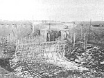 Brama Fortu Pękowice wraz z zasiekami - fotografia z 1915 r. ze zbiorów CAW