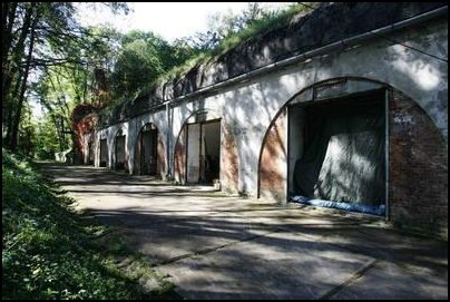 Fort Grębałów - jeden z kilkunastu, w których coś się dzieje. Urządzony tu został punkt edukacyjny